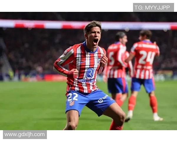 现役15号足球明星的辉煌历程与场上表现解析 现役15号足球明星的辉煌历程与场上表现解析