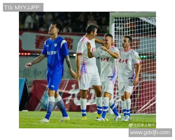 老年足球明星重聚合影展现岁月风采与激情回忆 老年足球明星重聚合影展现岁月风采与激情回忆