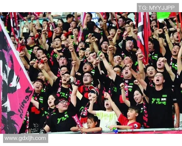 女明星与足球明星同框合照展现魅力与风采的精彩瞬间 女明星与足球明星同框合照展现魅力与风采的精彩瞬间