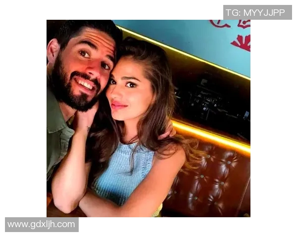 足球明星与女友甜蜜亲吻瞬间曝光引发粉丝热议与羡慕