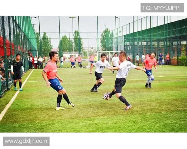 足球明星挑战极限踢脚技巧视频展现惊人技术与精彩瞬间