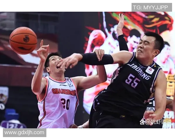与男明星共舞篮球场的激情时刻与精彩瞬间分享 与男明星共舞篮球场的激情时刻与精彩瞬间分享
